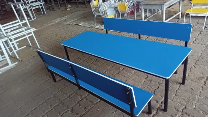 Conj. Mesa refeitorio infantil, novo, 1 Mesa e 2 bancos com encosto. 