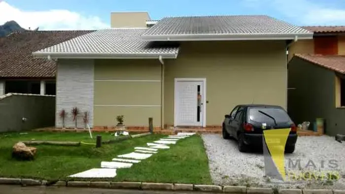Ótima casa em condomínio fechado no horto.