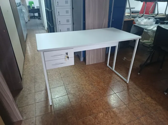 Mesa de Escritório Escrivaninha 1.20 cm com 2 gavetas.( Nova )