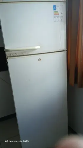 Geladeira dúplex está gelado  só o congelador 