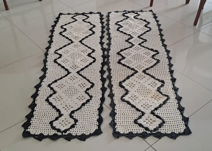 2 Passadeiras em crochê bege e preto