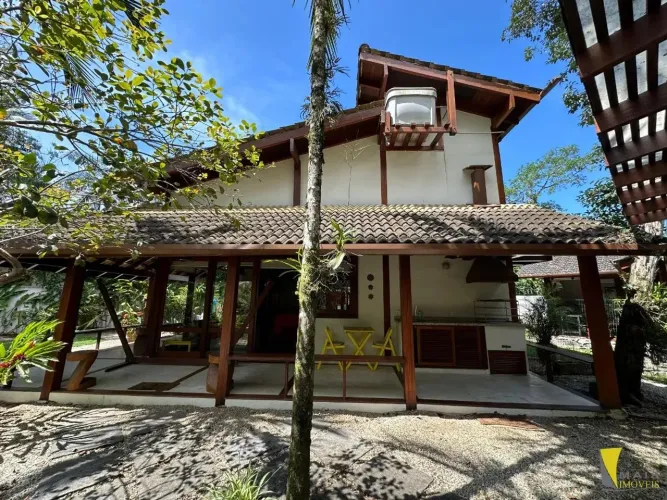Casa moderna e arejada, lado par, a 250 m da praia no condomínio Itamambuca