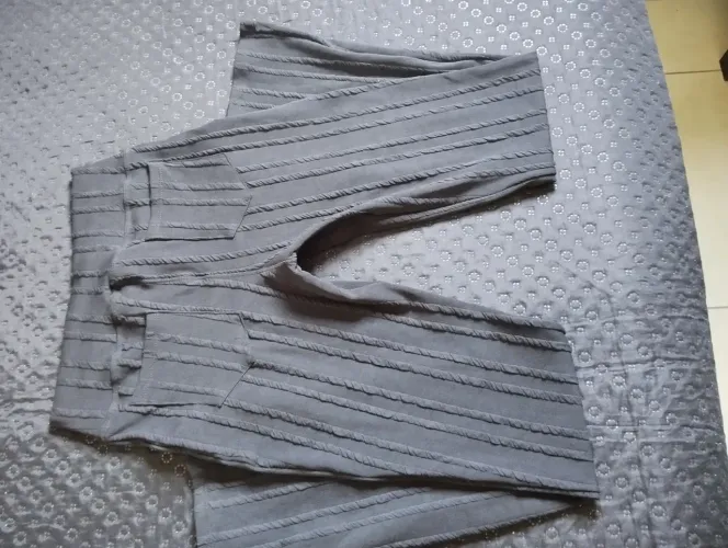 Calça flare com bolso atrás