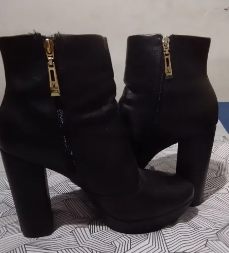 Bota preta salto alto plataforma