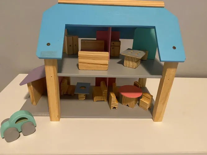 Casinha com garagem, móveis e carrinho 