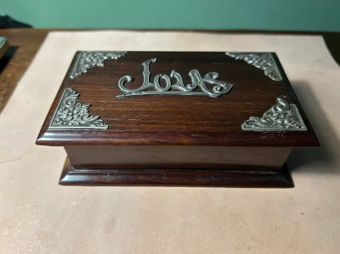 Caixa por ta joias em jacarandá com detalhes em prata