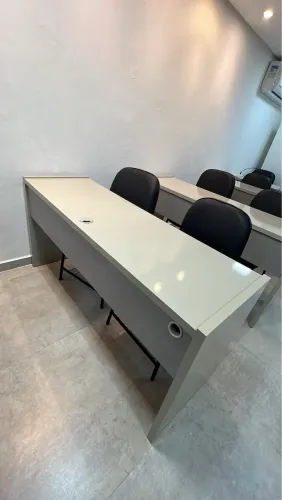 Mesa para auditório laqueada