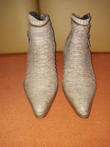 Bota linda em couro legítimo.