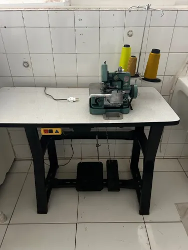 Máquina overloque semi industrial BIVOLT com mesa