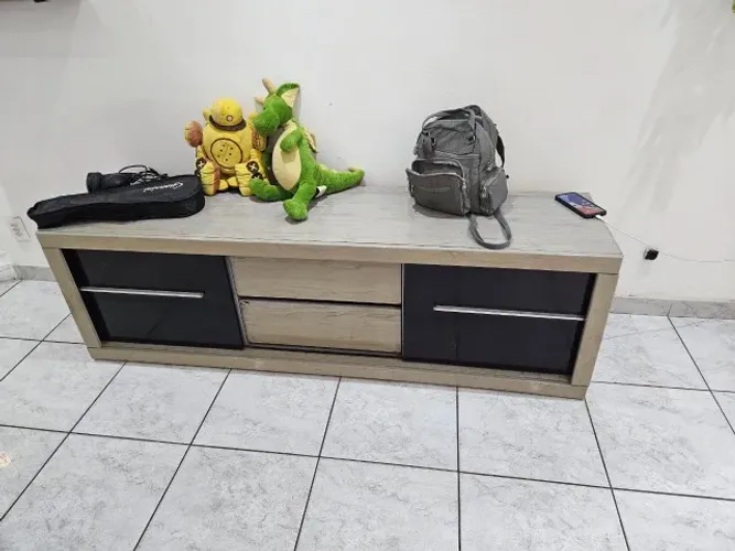Rack para tv preto e cinza