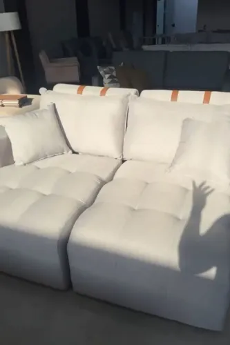 Sofá Alto Luxo 1.80 sem caixa com detalhes de couro nas almofadas decorativas