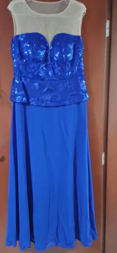 Vestido azul longo de renda com tule