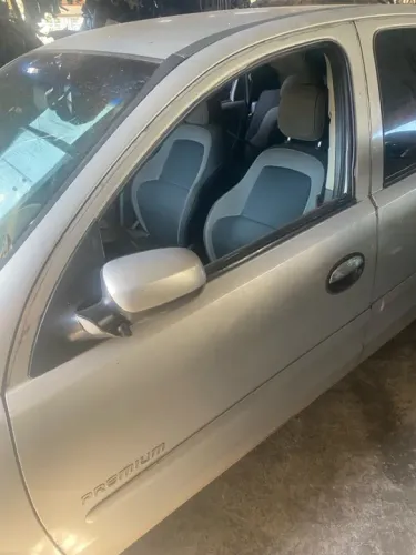 Porta dianteira esquerda Chevrolet Corsa Sedan Premium 2003