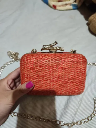 Bolsa laranja com alça de corrente