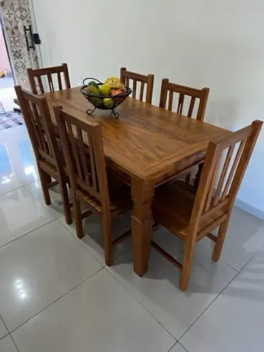Mesa em peroba rosa com cadeiras.