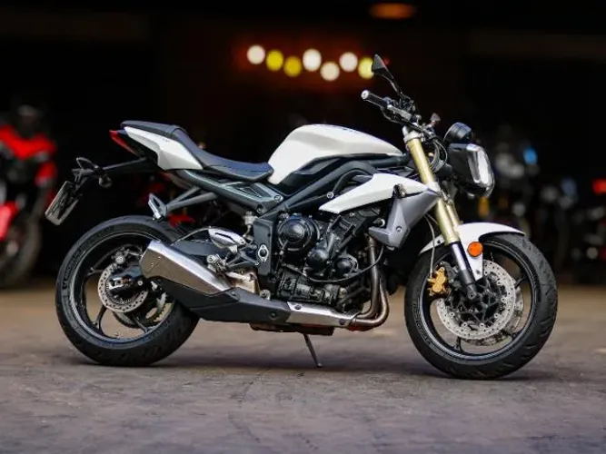 TRIUMPH STREET TRIPLE 675 650 cc 