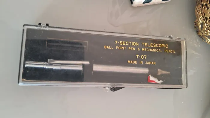 caneta esferográfica e lapiseira telescópicas de 7 seções.