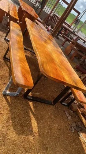 Mesa Rústica com pés em Metalon 