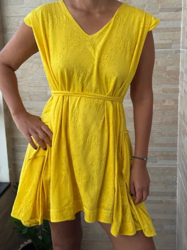 Vestido amarelo novo , tamanho M.