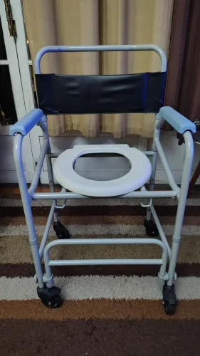 Cadeira de Banho com Rodas - Conforto e Segurança