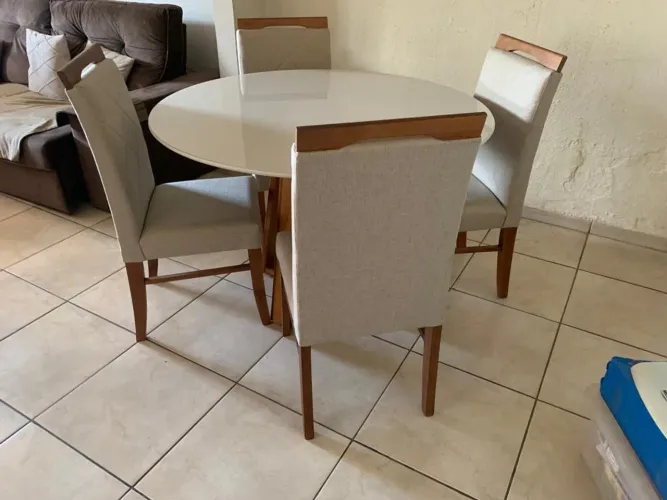 Mesa de Jantar Redonda com 4 Cadeiras retangular de madeira 