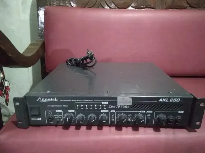Amplificador Mixer Profissional Appotek Akm-250 Em 8 Ohmus Preto 250 W 110v/220v - Chave S