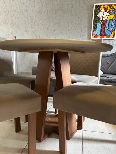 Vende-se mesa com 4 cadeiras cor cinza 