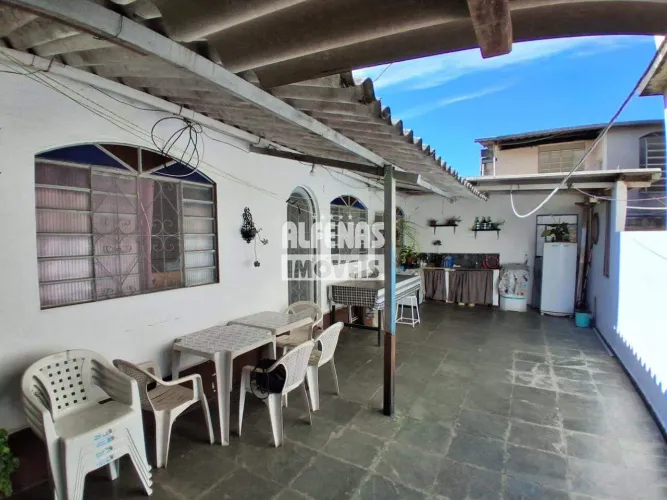 CASA COM 09 QUARTOS, 06 BANHEIROS, 02 VARANDAS, 04 SALAS, VAGA PARA 03 VEICULOS NO RIACHO