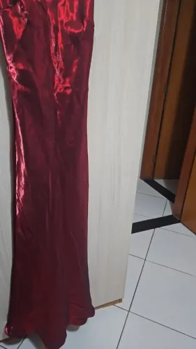 Vestido longo vermelho escuro em cetim - furtacor