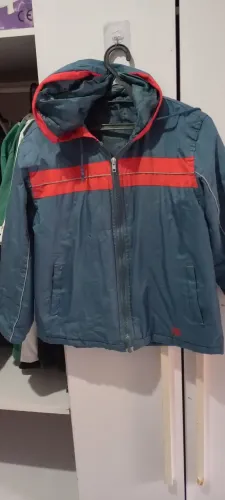 jaqueta com capuz azul e vermelho tam 14..há mais modelos e tamanhos ....zap *