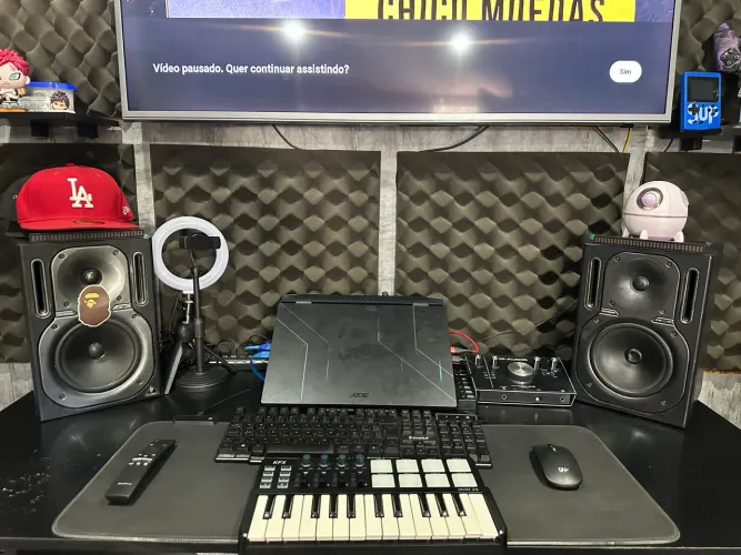 Caixa de Som Monitores de Áudio Behringer 