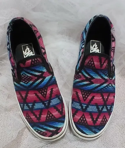 Tênis semi novo calça Num 35