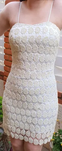 Vestido claro de guipir e pedrarias, jovial e moderno