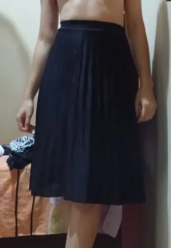 saia plissada na cor preta midi 