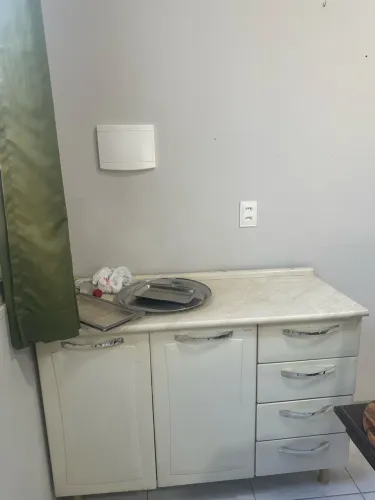 Armário de cozinha branco.