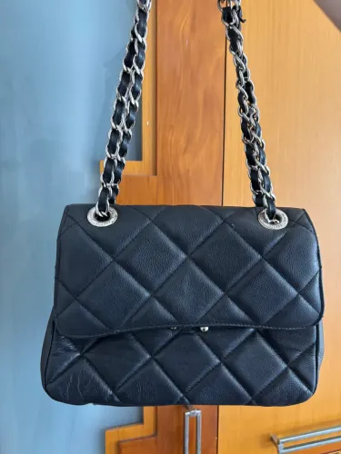 Bolsa de couro da marca Arezzo.