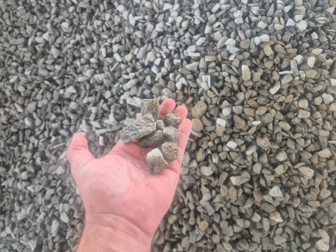 Areia,brita,barro,argamassa e outros
