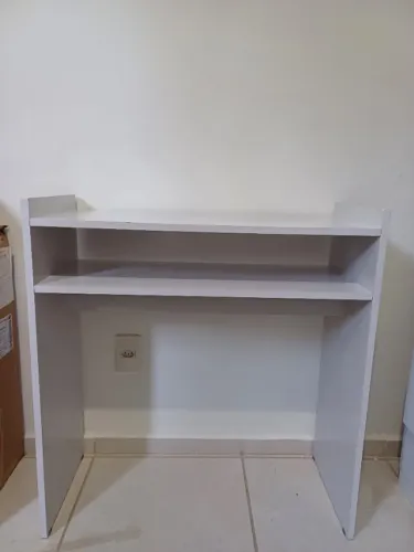 Mesa de estudos/computador.