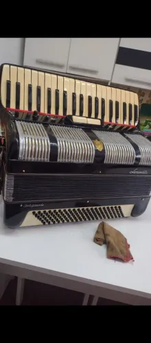 Acordeon serenelli italiana eletrificada 120 BXS 