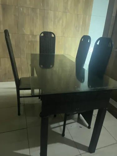 Vende se uma mesa de vidro com 6 cadeiras de vime
