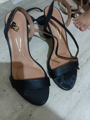 Vende-se par de salto alto