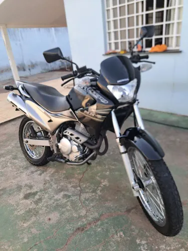 Vende se honda nx 400 falcon valor 15.000,00 reais em dias no meu nome somente venda