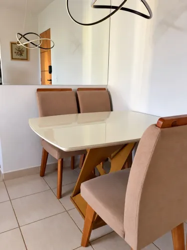 Mesa moderna com 4 cadeiras semi nova 
