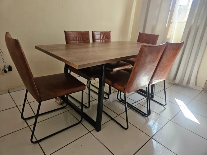 Mesa com 6 cadeiras