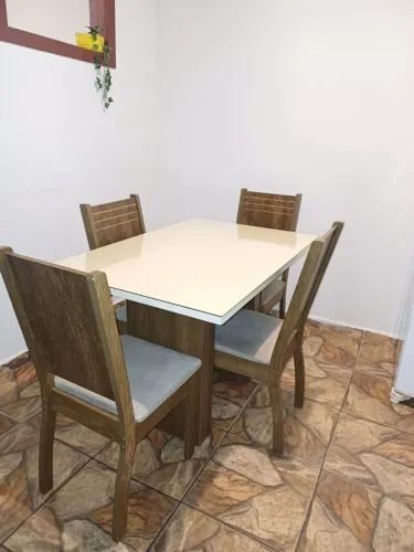 Mesa com 4 cadeiras