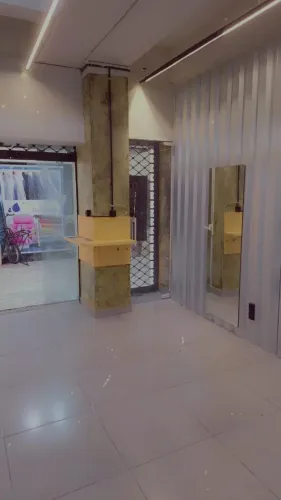Loja de galeria, 34 m2, pé direito alto, reformadíssima, banheiro dentro da loja