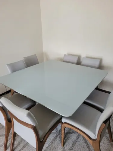 Mesa jantar quadrada 8 lugares, vidro off white, cadeiras impermeabilizadas, seminova. 