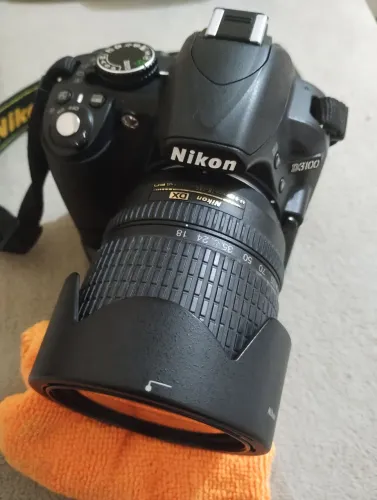 Camera Nikon D3100 com lente 18-135mm