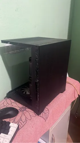 Vendo computador sem fonte e com vidro frontal quebrado