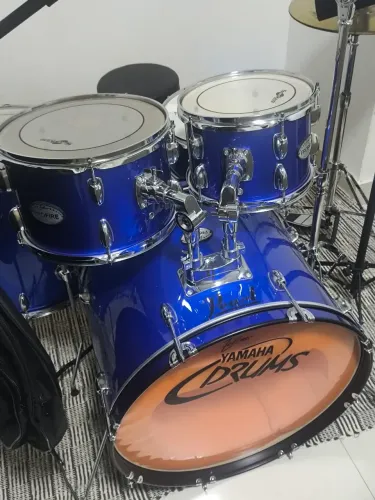 Vendo instrumento musical , bateria completa , 2 tons , 3 pratos . Cor azul